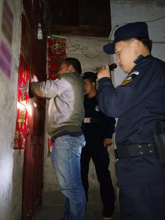 离岛粗心妈妈误将幼女锁家中 民警全城寻开锁师傅开门