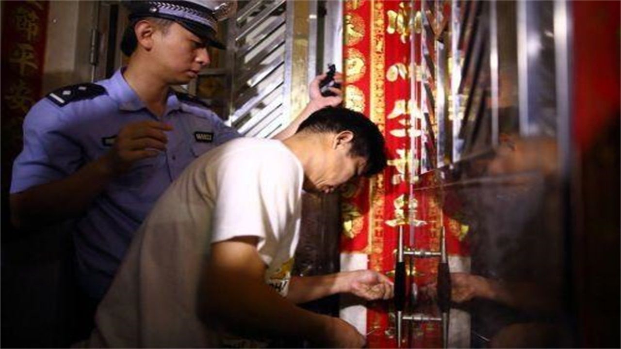 离岛请开锁师傅开了锁后，师傅为什么一般都不进门，就算主人请也不进去？